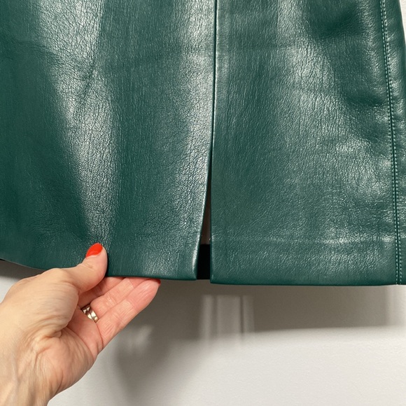 ❗️SOLD❗️Wilfred Green Faux Leather Patio Mini Skirt Size 8 - Picture 5 of 9
